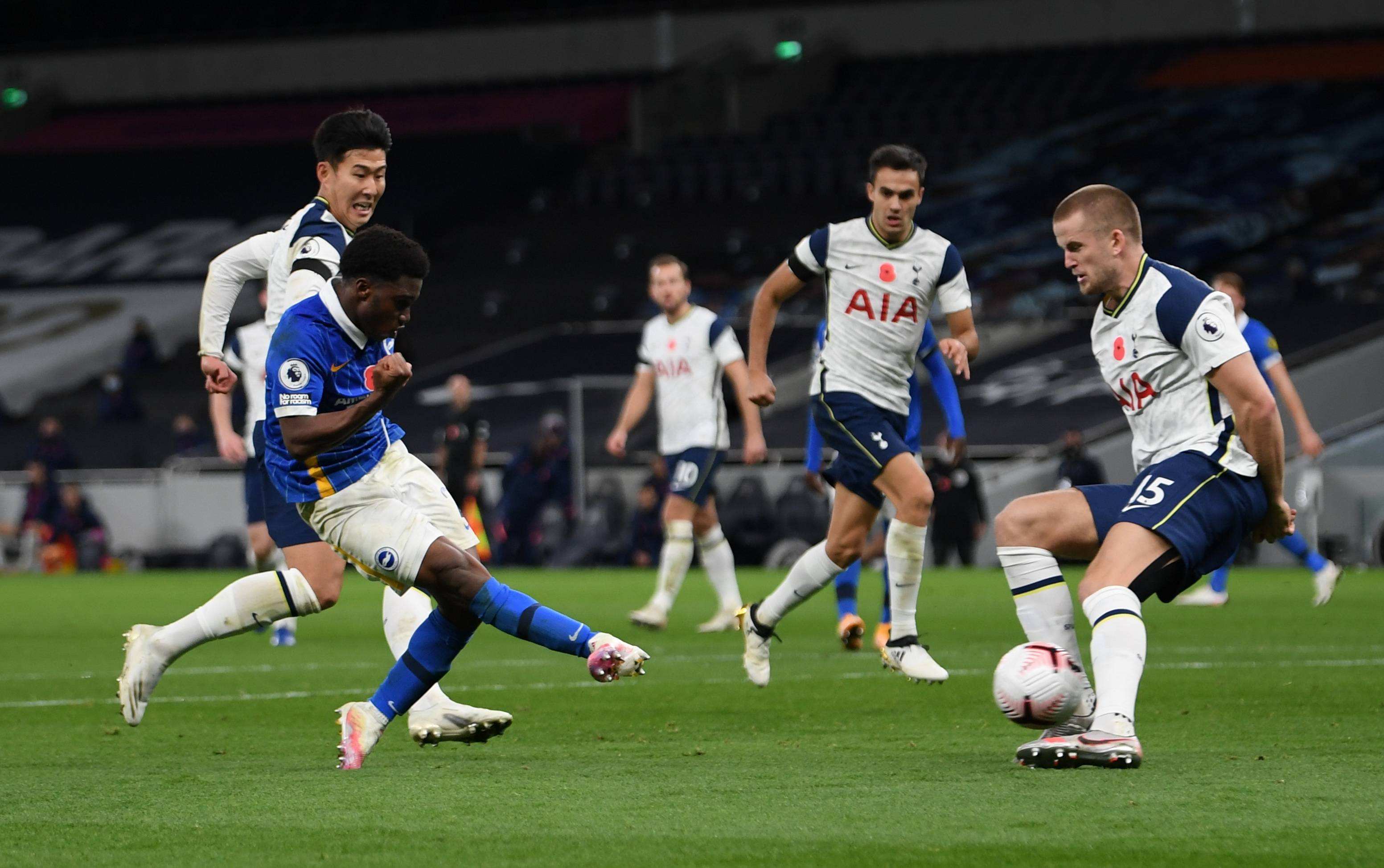 演技不错！杜兰特与东契奇对抗假摔倒地骗到犯规 罚球时自己都笑了（表演到位！杜兰特对位东契奇上演假摔骗得犯规，罚球时忍俊不禁）