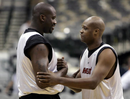 超高人气，一印度女球迷接机时手举标语：梅西，拯救印度足球（人气爆棚，印度女球迷机场举牌呼喊：梅西，请拯救印度足球）