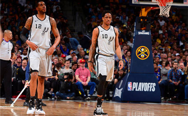 拜仁官方：格纳布里因膝盖不适，缺席本轮德甲拜仁对阵弗赖堡（拜仁通报：格纳布里膝部不适，将无缘本轮对阵弗赖堡的德甲比赛）