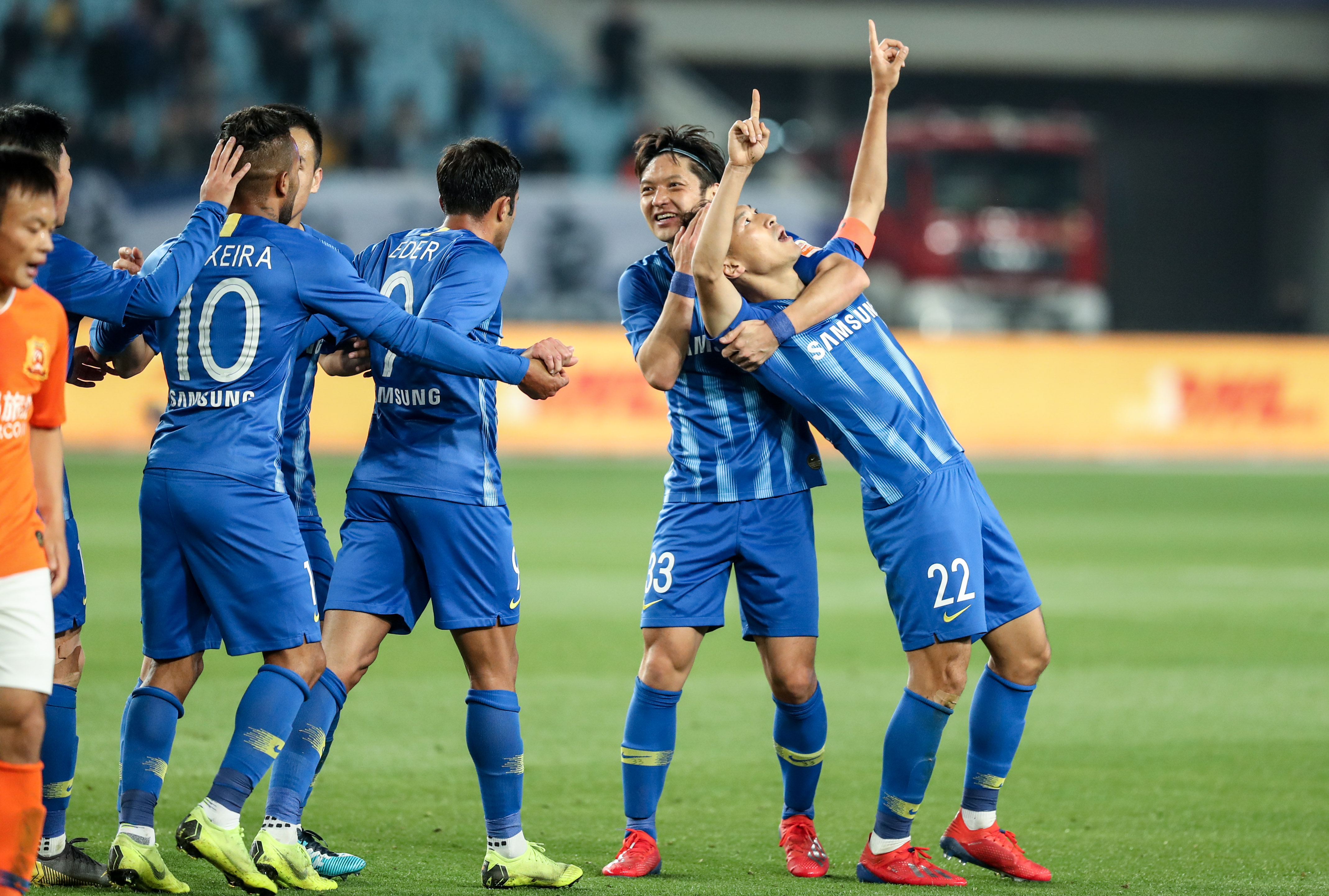 客战那不勒斯替补登场，科斯蒂奇达成尤文生涯100场里程碑（客场对阵那不勒斯替补登场，科斯蒂奇迎来尤文生涯第100场）