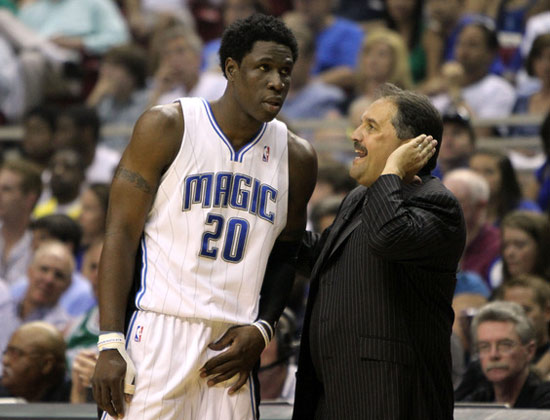 避免附加赛停赛，意媒：染黄的泽林斯基可能轮休波兰末轮比赛（意媒：为规避附加赛停赛，染黄的泽林斯基或缺席波兰末轮）