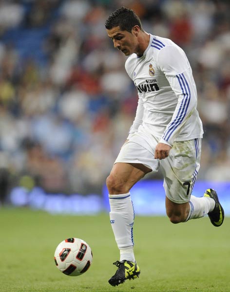 球星压哨三分把比赛送进加时（巨星压哨三分扳平，比赛拖入加时）