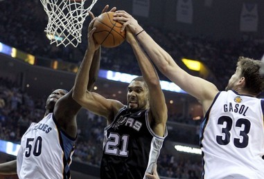 要翻盘？布里奇斯反击转身后仰中投2+0 尼克斯末节11-2反超！（逆转在望？布里奇斯快攻转身后仰命中，尼克斯末节11-2实现反超！）