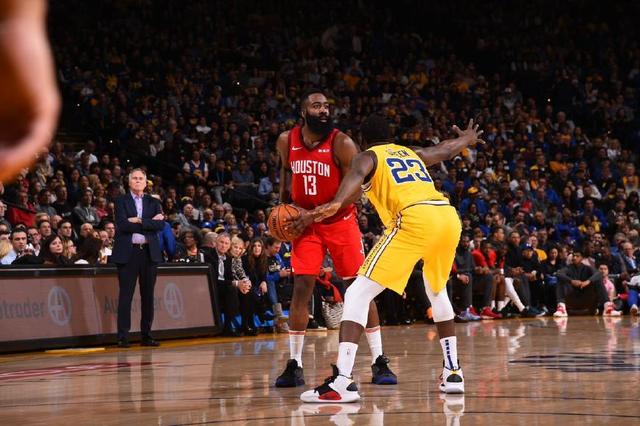 湖人浓眉哥篮下统治球队获胜（浓眉篮下制霸助湖人取胜）