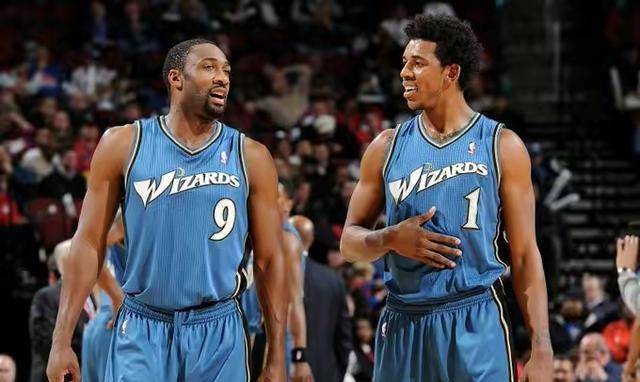 姆巴佩速度制胜 防线全面告急（姆巴佩一骑绝尘，后防线告急）