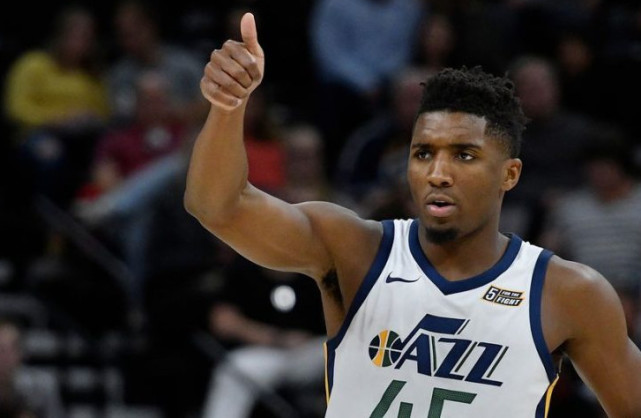 半场： 萨索洛2-1佛罗伦萨，曼德拉戈拉点射，沃尔帕托破门（半场结束，萨索洛2-1领先佛罗伦萨：曼德拉戈拉点球，沃尔帕托建功）