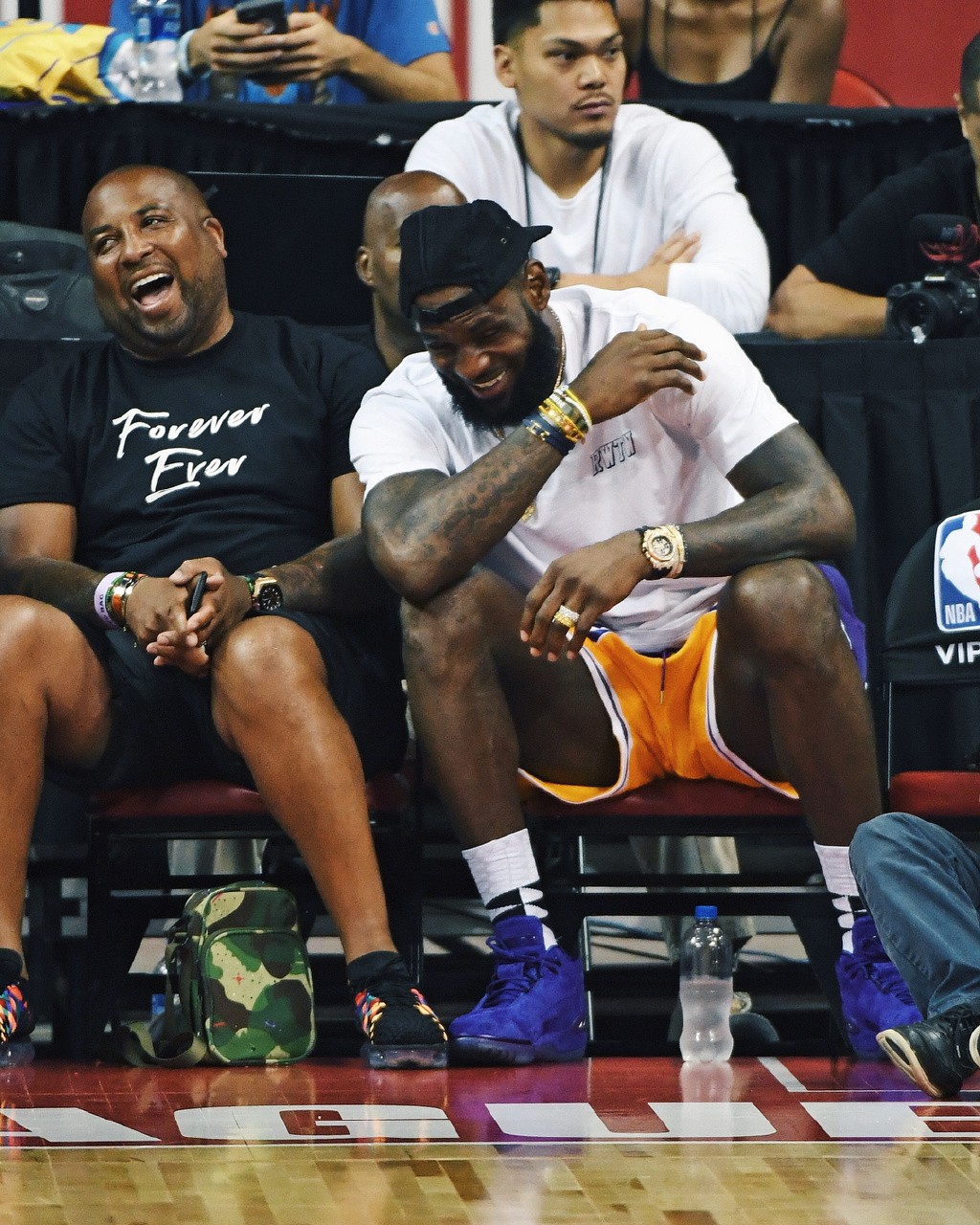 内马尔闪击打破3个多月进球荒，进球后兴奋尬舞庆祝（内马尔闪电破门终结三个多月的进球荒，随后兴奋热舞庆祝）