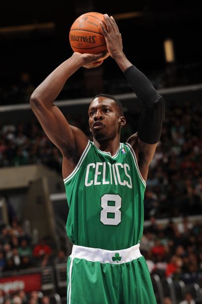 足球欧冠最佳球员票选开启，众星入围（足球欧冠最佳球员评选启动，群星云集入围）