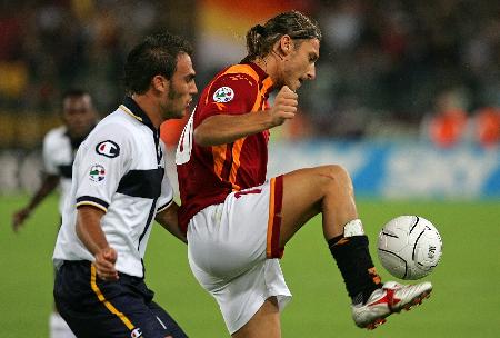 回馈球迷！阿德巴约为2000多名当地球迷送出超过36000件玩具礼品（阿德巴约暖心回馈，向2000余名当地球迷赠送逾3.6万件玩具礼物）