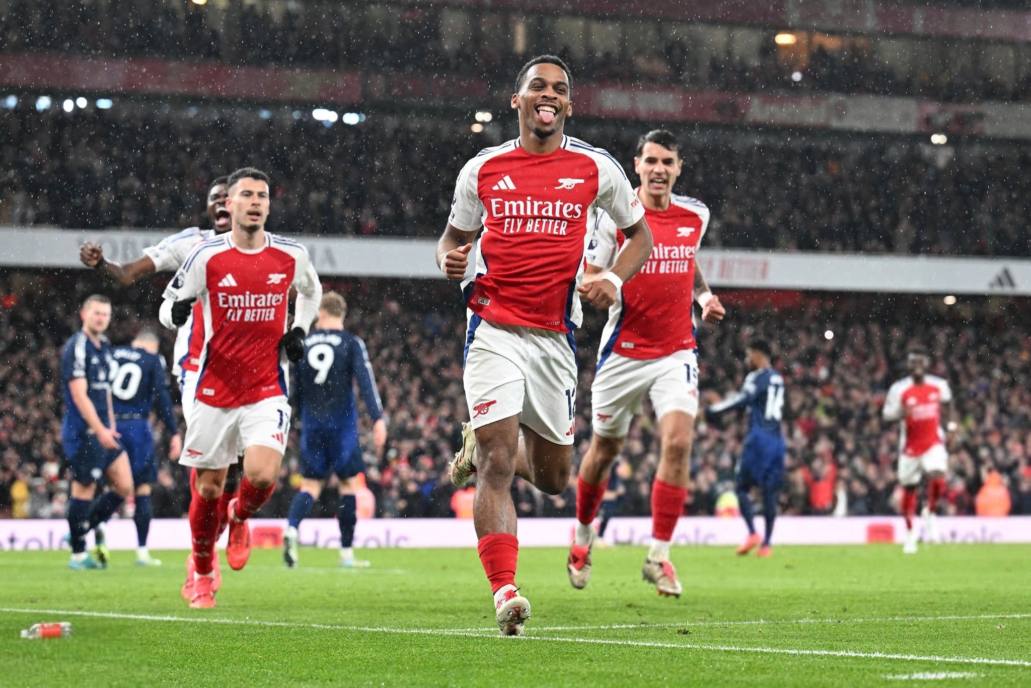 沃特森单臂劈扣，掘金24-3强势打停爵士（沃特森单臂暴扣，掘金24-3高潮打停爵士）