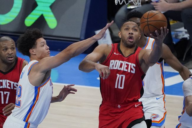 谁说不回防？老詹飞身追帽直接摔出场外 伊森进攻犯规火箭挑战失败（谁说老詹不回防？詹姆斯飞身追帽摔出场外，伊森进攻犯规火箭挑战未果）