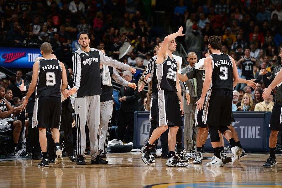 阿里纳斯：教练应该身穿西装在场边执教，这才是真的在乎比赛（阿里纳斯：教练穿西装站场边执教才是真正重视比赛）