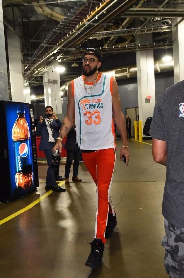 韩旭谈中国女篮新老交替：我觉得打到30出头应该问题不大（韩旭谈中国女篮新老更替：自信打到三十出头不成问题）