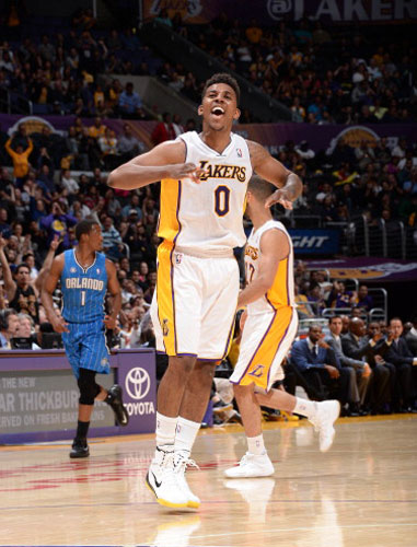 火箭险胜快船 申京复出贡献全面（火箭惊险力克快船 申京复出全能发挥）