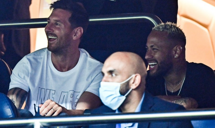 表现稳定！胡金秋半场4投全中拿到10分（胡金秋半场效率爆棚：4投全中拿下10分）